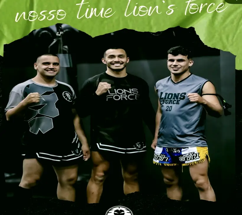 Ian Santiago e mais dois alunos/professores em pé na Lion's Arena
